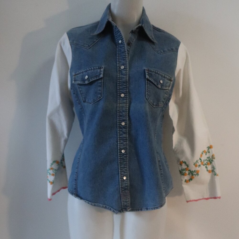 NWT Women Shapeau (Item-99) Blue Chambray Floral Embroiders Slv Snap Shirt Top M